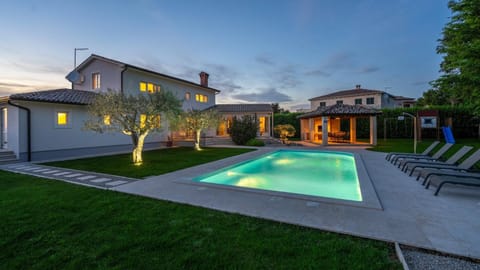 Property building, BBQ facilities, Garden, Balcony/Terrace, Seating area, Swimming pool