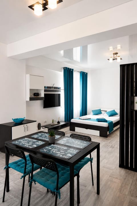 Bed, TV and multimedia, Dining area, Bedroom