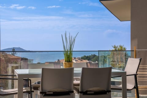 Patio, Day, Natural landscape, View (from property/room), Balcony/Terrace, Seating area, Dining area, Mountain view, Sea view