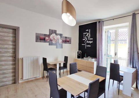 Communal lounge/ TV room, Living room, Seating area, Breakfast, Buffet breakfast, Italian breakfast