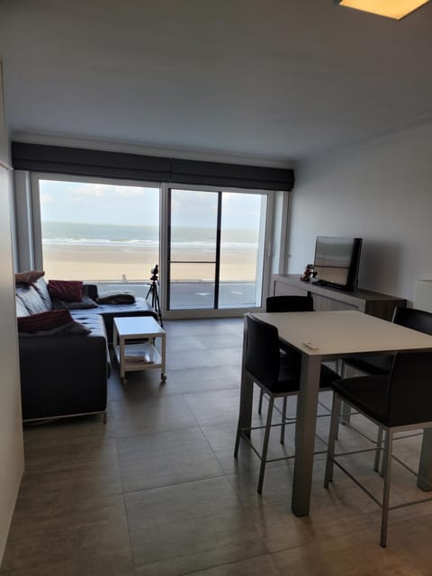 Studio 105 op zeedijk met frontaal zeezicht 1ste verdiep Apartment in Middelkerke