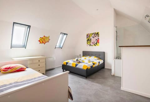 Bed, Photo of the whole room, Bedroom, towels