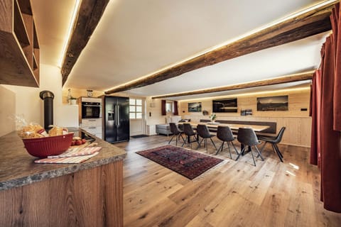TV and multimedia, Kitchen or kitchenette, Living room, Seating area, Dining area