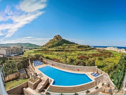 Day, Natural landscape, Bird's eye view, Pool view, Swimming pool, sunbed