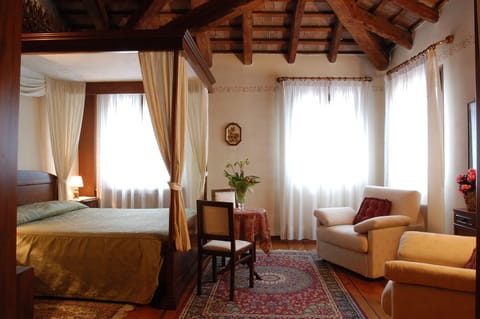 Bed, Photo of the whole room, Decorative detail, Seating area