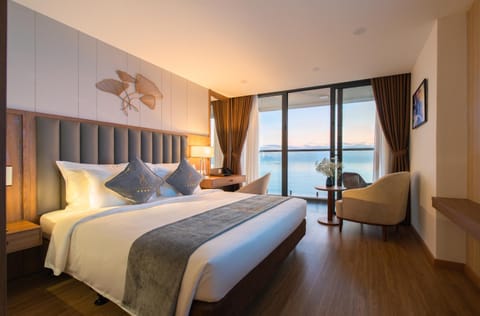 Photo of the whole room, Sea view