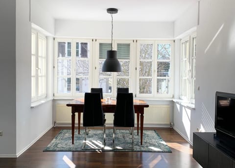 Seating area, Dining area