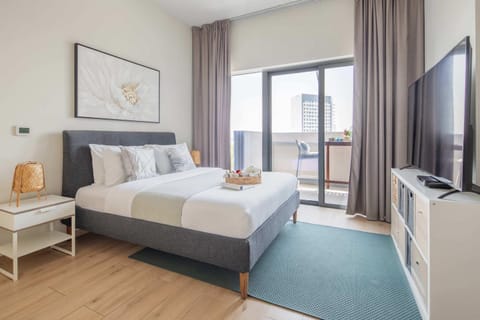Frank Porter - Azizi Aura Apartment in Dubai