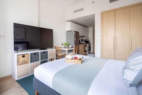 Frank Porter - Azizi Aura Apartment in Dubai