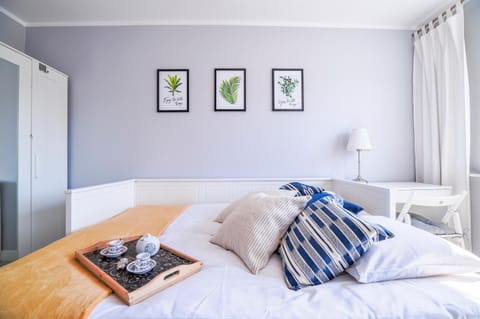 Bed, Photo of the whole room, Decorative detail, Bedroom