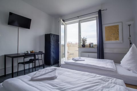 Bed, TV and multimedia, Balcony/Terrace, Photo of the whole room, Bedroom, towels, wardrobe