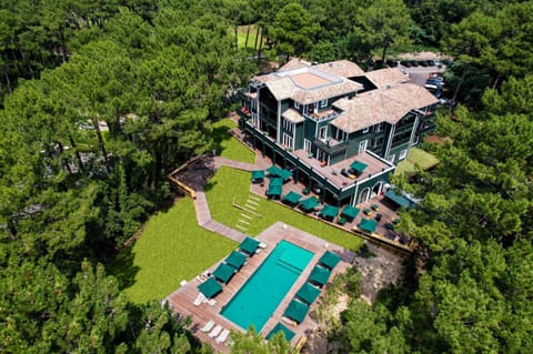 Property building, Bird's eye view, Swimming pool