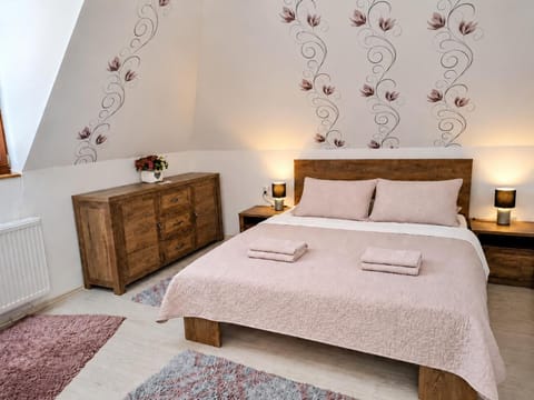 Bed, Bedroom, towels