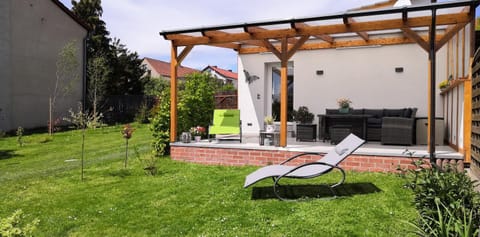 Property building, Facade/entrance, Garden, Balcony/Terrace, Balcony/Terrace, sunbed