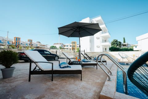 Neighbourhood, Swimming pool