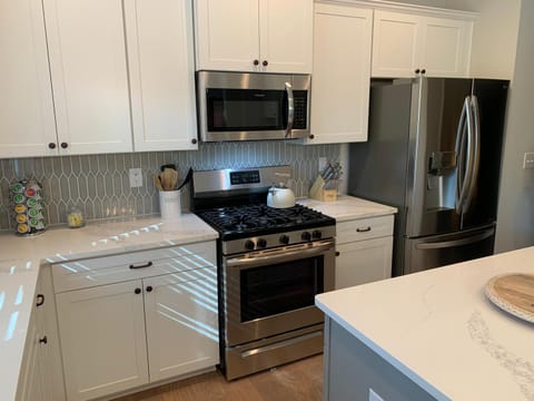 Fully Fenced & Fitted 4BR Near LakePoint Sports House in Acworth