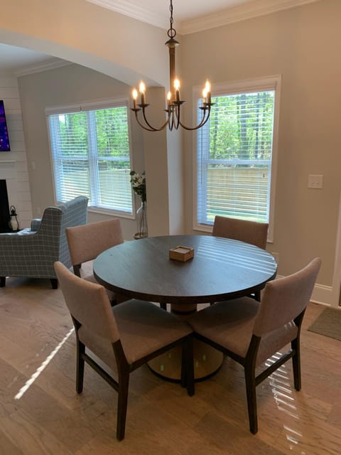 Fully Fenced & Fitted 4BR Near LakePoint Sports House in Acworth