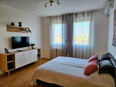 Bed, TV and multimedia, Bedroom