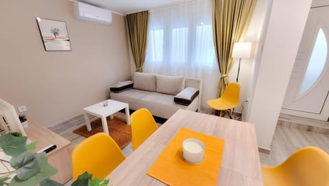 Bed, Living room, Photo of the whole room, Seating area, Dining area, internet, air conditioner