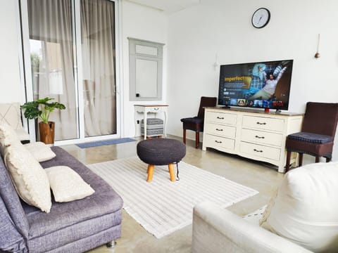 Property building, Communal lounge/ TV room, TV and multimedia, Living room, Entertainment