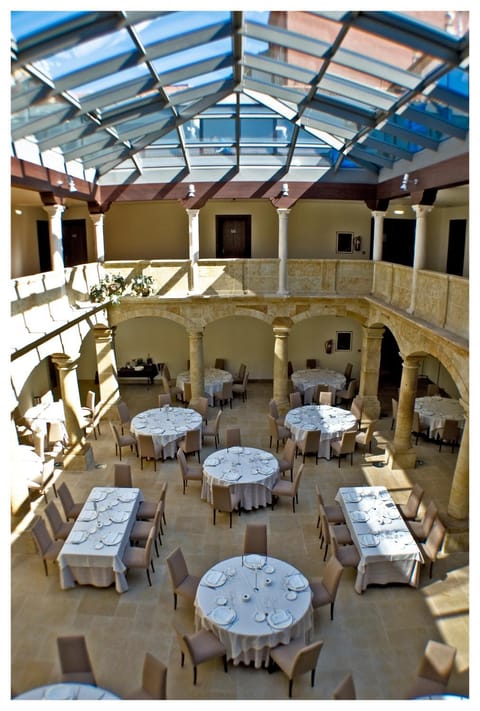 Patio, Restaurant/places to eat, Lounge or bar, Business facilities, Meeting/conference room