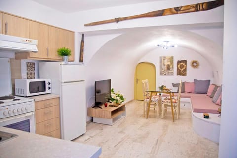 TV and multimedia, Kitchen or kitchenette, Living room, Seating area, Dining area, Evening entertainment, microwave, oven, stove, toaster