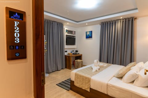 Bed, TV and multimedia, Photo of the whole room, Seating area, Bedroom, air conditioner