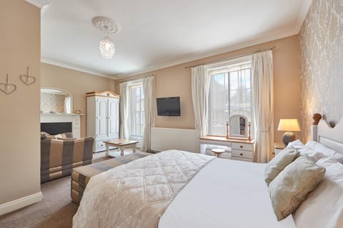 Bed, TV and multimedia, Seating area, Bedroom