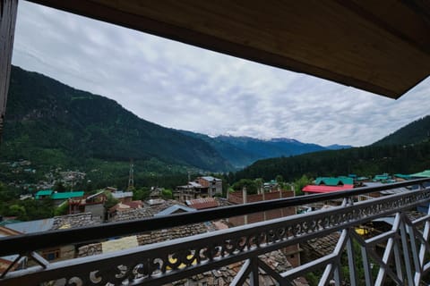 View (from property/room), Balcony/Terrace, Mountain view