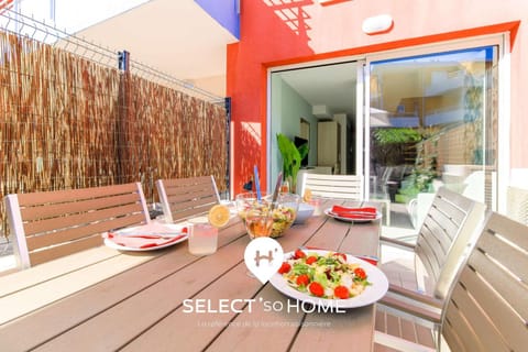 Patio, Day, Balcony/Terrace, Dining area