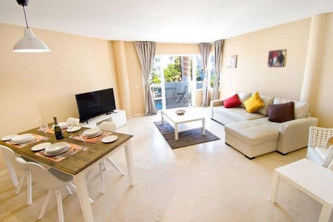 TV and multimedia, Living room, Seating area, Dining area