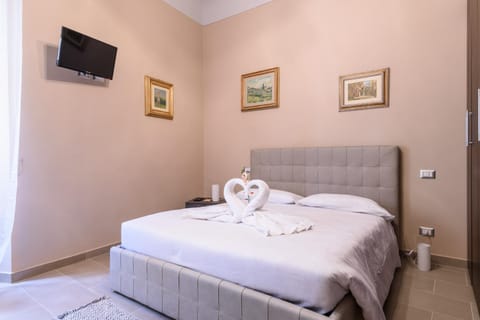 Bed, TV and multimedia, Bedroom