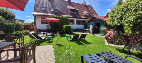 Property building, Patio, Spring, Day, Garden, Garden view, sunbed