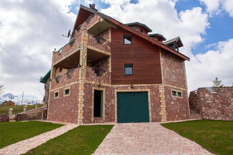 Property building, Facade/entrance, Day