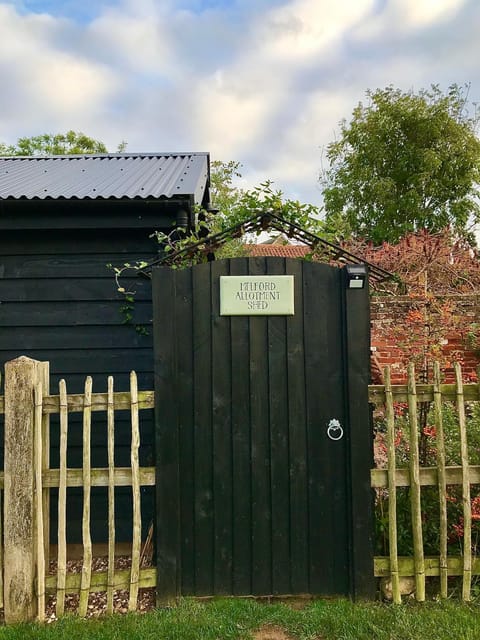 Melford Allotment Shed-Vintage Lodge Suffolk Apartment in Babergh District
