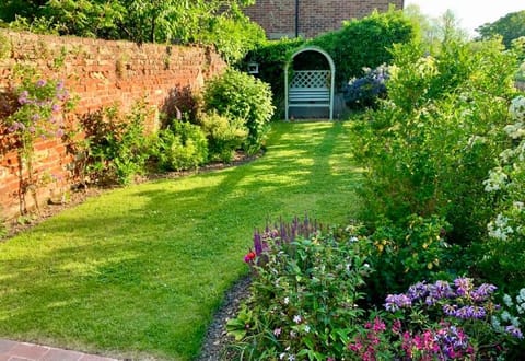Melford Allotment Shed-Vintage Lodge Suffolk Apartment in Babergh District