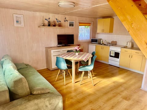 Kitchen or kitchenette, Seating area