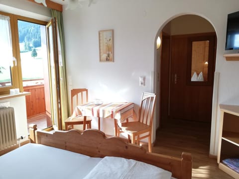 Bed, TV and multimedia, Photo of the whole room, Seating area, Bedroom, internet