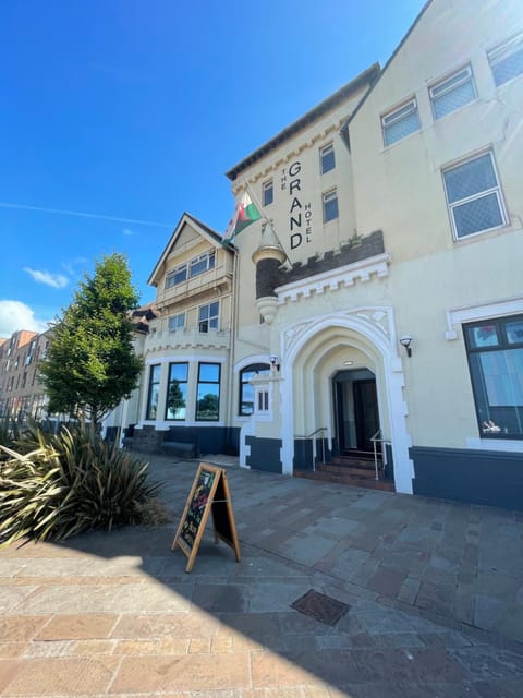 Property building, Facade/entrance, Garden