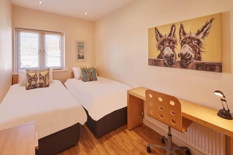 Bed, Seating area, Bedroom