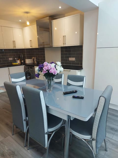 Modern Comfort House On Eamont RD House in England