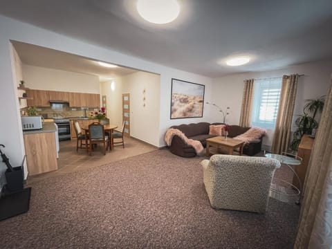 Kitchen or kitchenette, Seating area