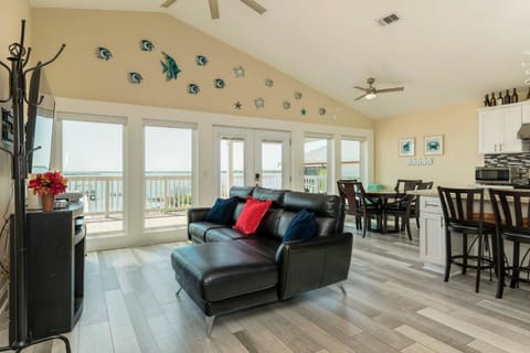 Galveston Bay Views and Pier! San Leon Gulf Getaway House in San Leon