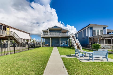 Galveston Bay Views and Pier! San Leon Gulf Getaway House in San Leon