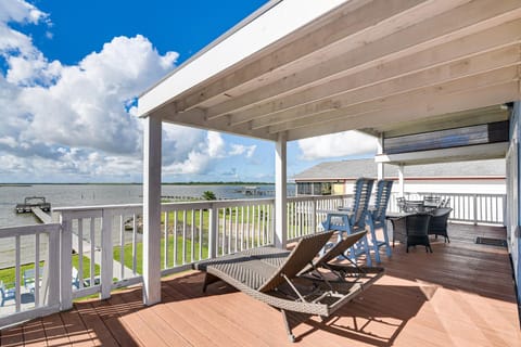 Galveston Bay Views and Pier! San Leon Gulf Getaway House in San Leon