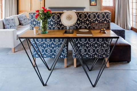 Seating area, Internal: Not applicable to any particular room