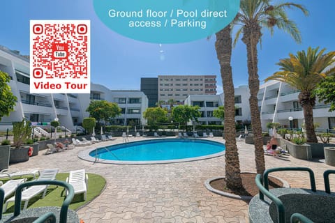 Property building, Swimming pool, sunbed