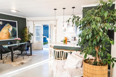 Library, Dining area, kitchen