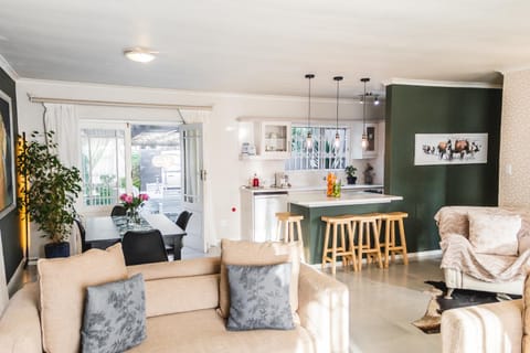 Living room, Dining area, kitchen