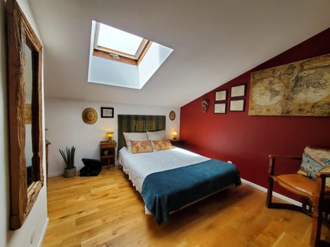 Photo of the whole room, Bedroom